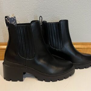 A New Day Chelsea chunky leather like platform boot/bootie size 8 1/2 NWT black